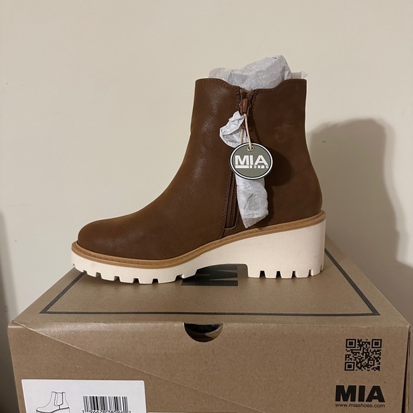 NIB Mia Ezri boot Cognac color in size 8. - Picture 2 of 7